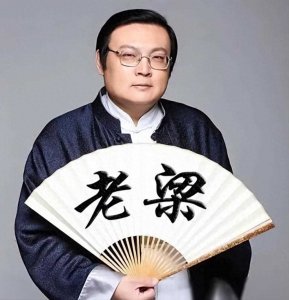 从一代名嘴到节目被叫停，销声匿迹7年的老梁，如今过得如何